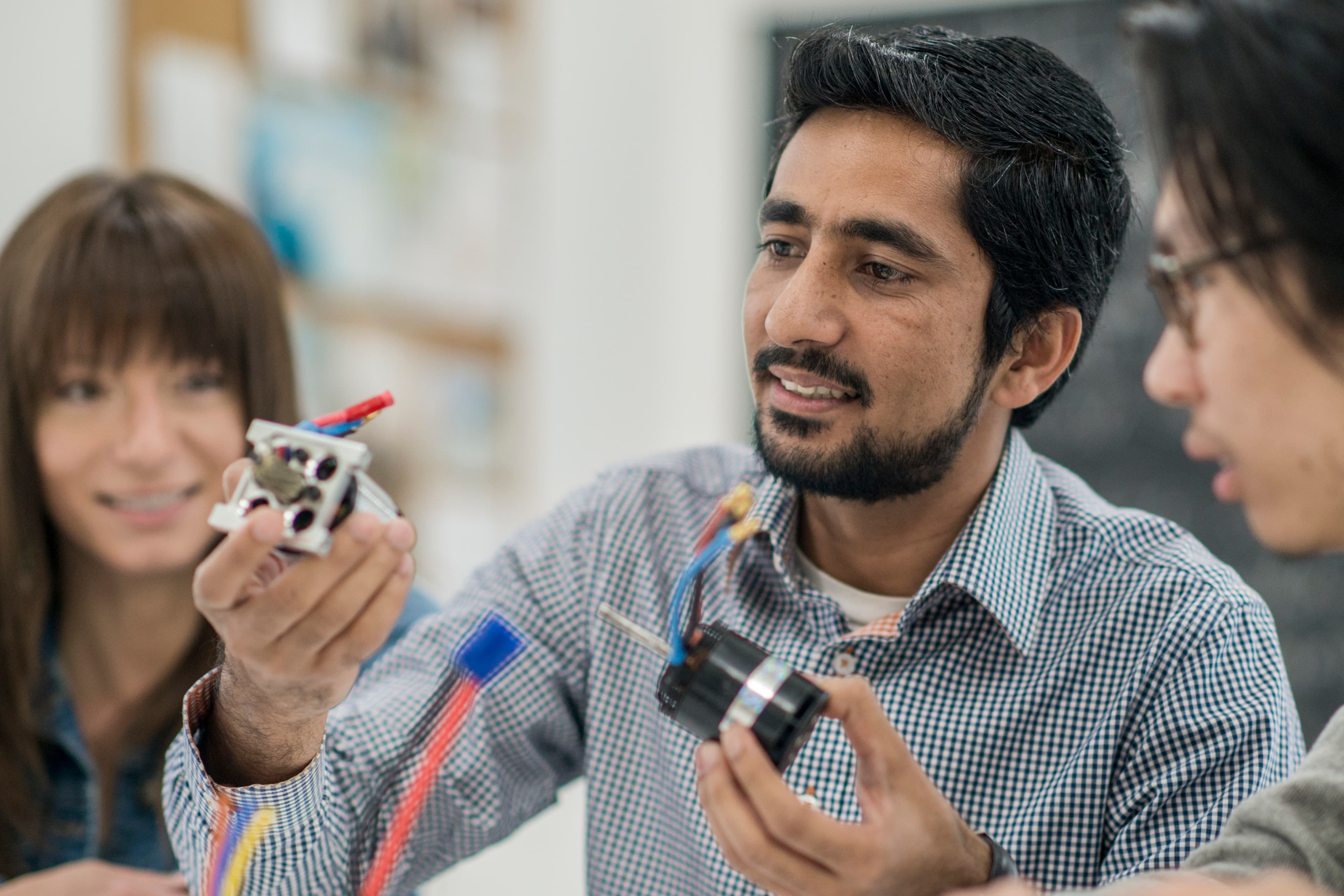 Online-Schulung zum Erhalt der Fachkunde nach VDE 1000-10 für Elektrofachkräfte in Industrie und Betrieb.