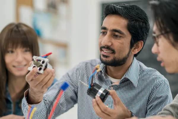 Online-Schulung zum Erhalt der Fachkunde nach VDE 1000-10 für Elektrofachkräfte in Industrie und Betrieb.