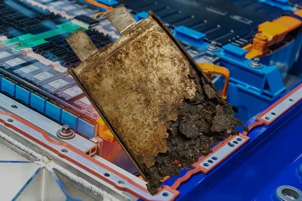 Teilnehmende einer Schulung zur Batteriebefundung und Batteriefachkraft beurteilen eine Hochvolt-Batterie nach DGUV 209-093 in einem technischen Trainingsumfeld bei TCS Engineering.